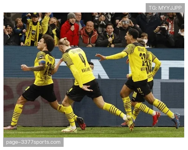 多特蒙德阵型调整见效 德甲联赛三后卫体系增强防守稳定性